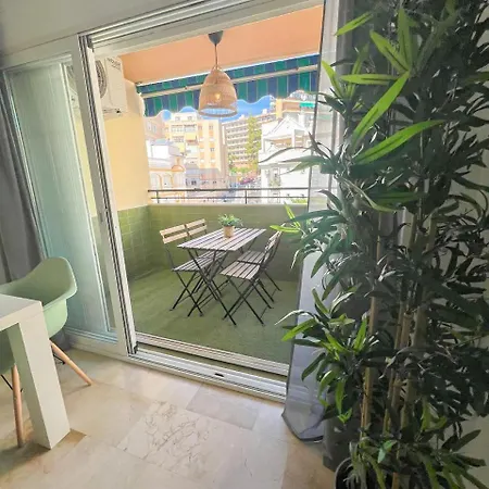 Large & Cozy Centrally Apartamento